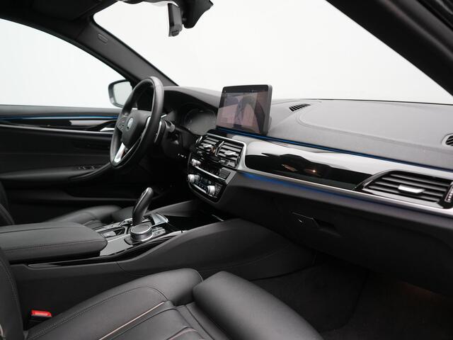 BMW 5-SERIE Touring 530e xDrive Luxury Line PHEV 293pk Dealer O.H. | Panodak | Head Up | Camera | Lederen Comfortzetels Massage & Memory | Laser LED | Sfeerverlichting | Stuur Verwarmd | Keyless | Apple Carplay | Plug In Hybrid