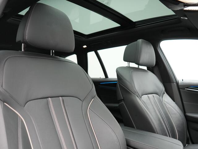 BMW 5-SERIE Touring 530e xDrive Luxury Line PHEV 293pk Dealer O.H. | Panodak | Head Up | Camera | Lederen Comfortzetels Massage & Memory | Laser LED | Sfeerverlichting | Stuur Verwarmd | Keyless | Apple Carplay | Plug In Hybrid