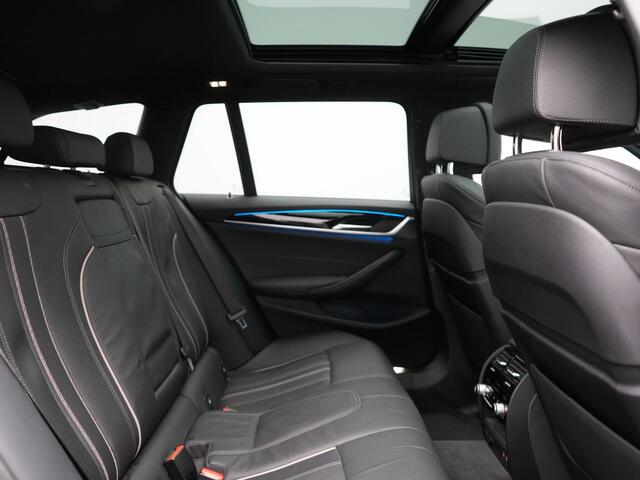 BMW 5-SERIE Touring 530e xDrive Luxury Line PHEV 293pk Dealer O.H. | Panodak | Head Up | Camera | Lederen Comfortzetels Massage & Memory | Laser LED | Sfeerverlichting | Stuur Verwarmd | Keyless | Apple Carplay | Plug In Hybrid