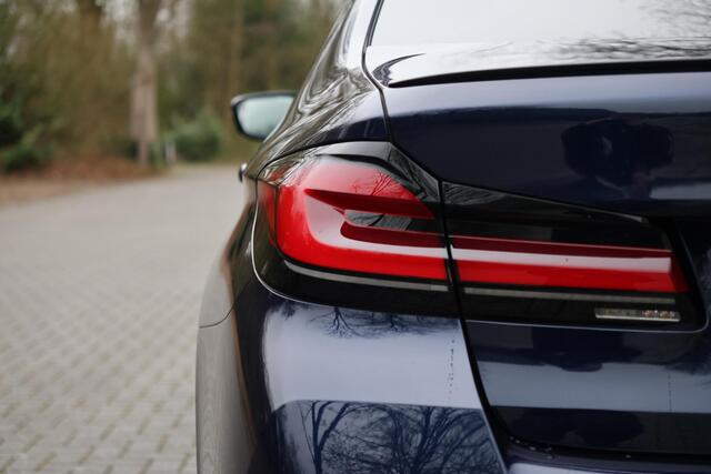 BMW 5-SERIE 545e xDrive High Executive Edition M-Sport Pro | HUD | Elektr. schuif/kanteldak | Harman Kardon | Co Pilot | Laser | DAB | Camera | 20" | 4-zone clima | Grootlichtassistent | Alarm kl.3 | Etc.