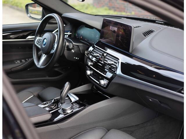 BMW 5-SERIE Touring 530e xDrive | Pano - Trekhaak - HUD