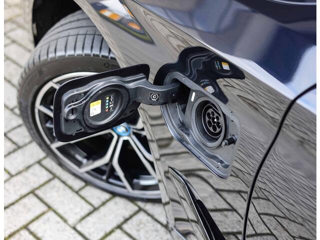 BMW 5-SERIE Touring 530e xDrive | Pano - Trekhaak - HUD