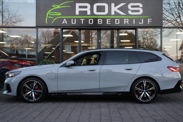 BMW 5-SERIE Touring 530e xDrive M-Sport Pro Shadowline/DrivingAssistPro/innovationPack/ComfortPack/Iconic/Panoramadak/20inch Full Options