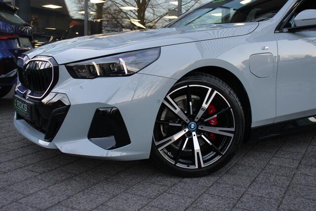 BMW 5-SERIE Touring 530e xDrive M-Sport Pro Shadowline/DrivingAssistPro/innovationPack/ComfortPack/Iconic/Panoramadak/20inch Full Options