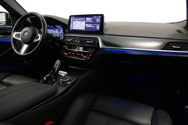 BMW 5-SERIE 530e xDrive M Sport / Schuif-/kanteldak/ M Performance stoelen / M Sport Bodykit / Elektr. verstelbare voorstoelen / Harman Kardon Surround Sound / HUD / 20'' LMV / Rondomzichtcamera / Apple Carplay - Android Auto / Stoelverwarming / Ambienteverlichting /