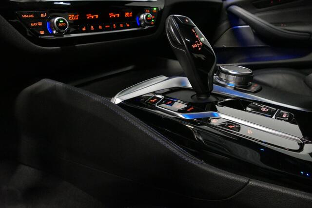 BMW 5-SERIE 530e xDrive M Sport / Schuif-/kanteldak/ M Performance stoelen / M Sport Bodykit / Elektr. verstelbare voorstoelen / Harman Kardon Surround Sound / HUD / 20'' LMV / Rondomzichtcamera / Apple Carplay - Android Auto / Stoelverwarming / Ambienteverlichting /