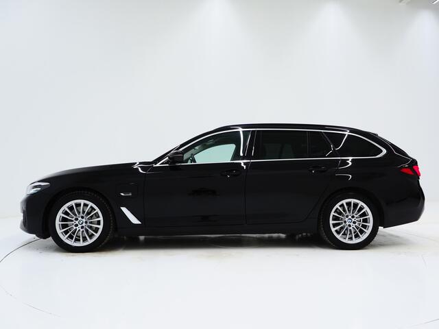 BMW 5-SERIE Touring 530e xDrive | Leder | Trekhaak | Camera | Adaptive Cruise | Stoelverwarming | DAB | Carplay