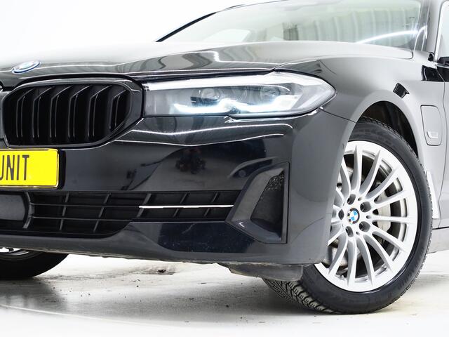 BMW 5-SERIE Touring 530e xDrive | Leder | Trekhaak | Camera | Adaptive Cruise | Stoelverwarming | DAB | Carplay