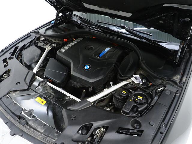 BMW 5-SERIE Touring 530e xDrive | Leder | Trekhaak | Camera | Adaptive Cruise | Stoelverwarming | DAB | Carplay