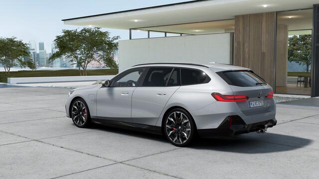 BMW 5-SERIE Touring 530e M Sport Automaat / Panoramadak / Trekhaak / Bowers & Wilkins / Adaptieve LED / Parking Assistant Plus / Stoelventilatie / Comfortstoelen