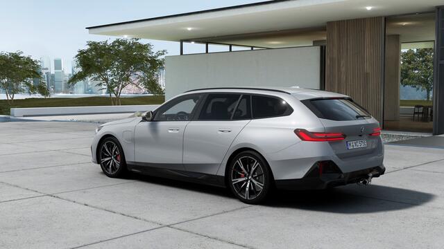 BMW 5-SERIE Touring 530e M Sport Automaat / Trekhaak / Achteruitrijcamera / Adaptieve LED / M Sportonderstel / Stoelverwarming / Stuurverwarming