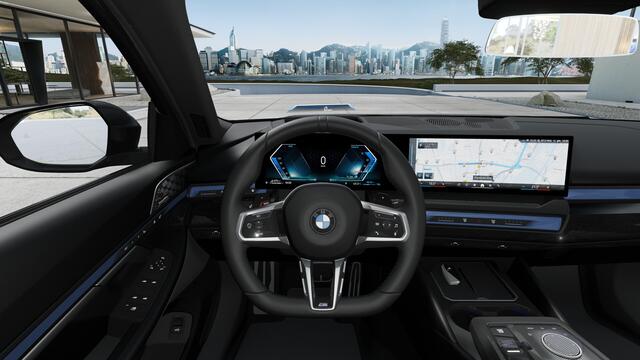 BMW 5-SERIE Touring 530e M Sport Automaat / Panoramadak / Trekhaak / Bowers & Wilkins / Parking Assistant Plus / Adaptieve LED / Comfortstoelen / Stuurverwarming