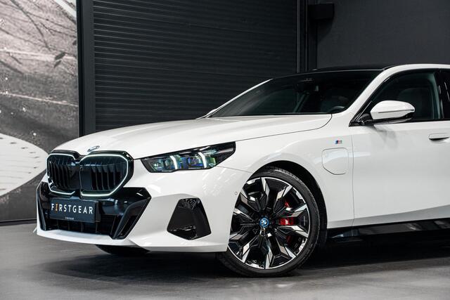 BMW 5-SERIE 550e xDrive *M-Sport Pro / Bowers & Wilkins / Panorama / Stoelventilatie / HUD / Surround-view / Keyless*
