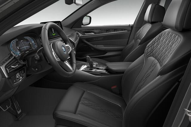 BMW 5-SERIE Sedan 520e High Executive M-Sport 20 Inch / Stuurwielrand Verwarming / Automatische Achterklep bediening / Comfort Acces / Shadow Line Koplampen / Glazen Schuifdak / Stoelverwarming / Getinte ramen Achter / Laser Light / Active Cruise Control / Head Up Di