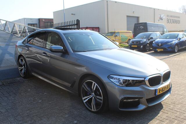 BMW 5-SERIE 530e iPerformance Executive M-Sport Panoramadak/Head-Up Display/Apple carplay/Sfeerverlichting/Navigatie/Achteruitrijcamera/Stoelverwarming/Parkeersensoren Voor+Achter/Cruise Control/Sport Stoelen/Voorstoelen Elektrisch/Elektrische achterklep