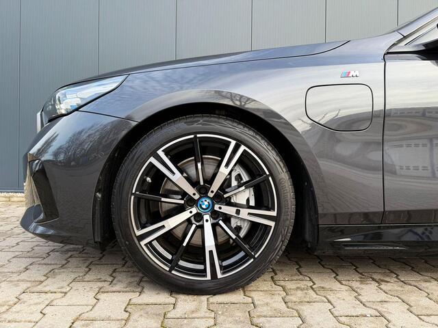 BMW 5-SERIE 550e xDrive pano / B&W / trekhaak / Iconic glow