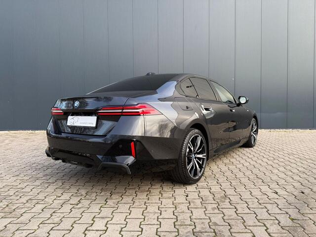 BMW 5-SERIE 550e xDrive pano / B&W / trekhaak / Iconic glow