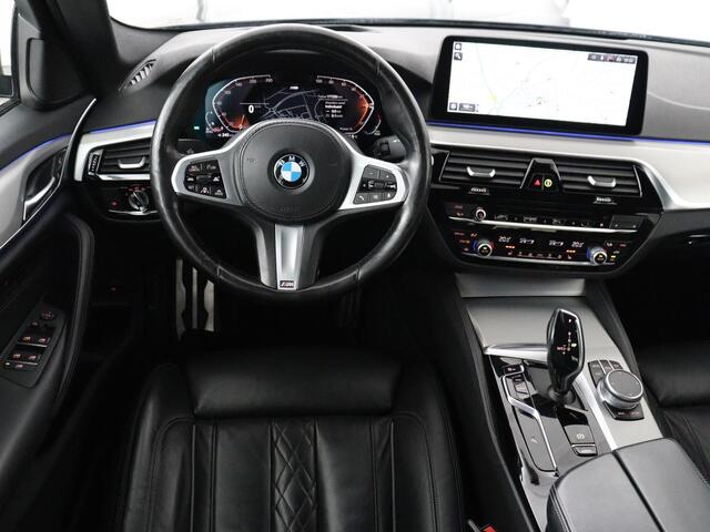BMW 5-SERIE 530d M Sport | Schuifdak | Head-Up | Nappaleder | Trekhaak | Adaptive cruise | Laserlicht | Camera | Stoelverwarming | Navigatie | 20'' | Sfeerverlichting | Park Assist | Origineel NL
