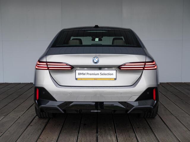 BMW 5-SERIE Sedan 530e | M Sportpakket | Glazen Panoramadak | Stuur- en stoelverwarming | Trekhaak Elektrisch | Harman Kardon | Leder