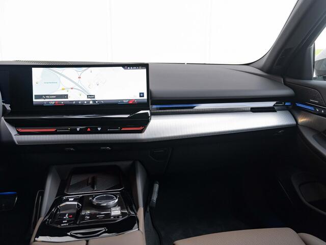BMW 5-SERIE Sedan 530e | M Sportpakket | Glazen Panoramadak | Stuur- en stoelverwarming | Trekhaak Elektrisch | Harman Kardon | Leder