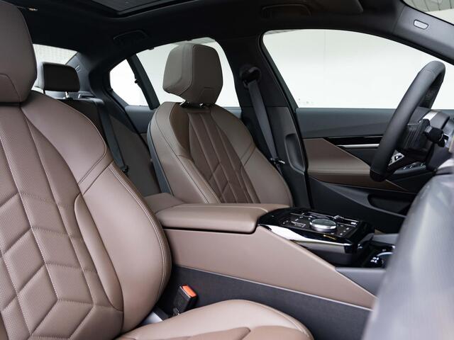 BMW 5-SERIE Sedan 530e | M Sportpakket | Glazen Panoramadak | Stuur- en stoelverwarming | Trekhaak Elektrisch | Harman Kardon | Leder