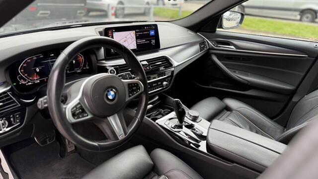 BMW 5-SERIE Touring 520i High Executive | M-Sport | Leer | Camera