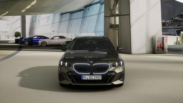 BMW 5-SERIE Touring 550e xDrive M Sport Automaat / Panoramadak / Trekhaak / Adaptief onderstel professional / Bowers & Wilkins / M Multifunctionele Stoelen / Parking Assistant Plus