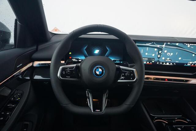 BMW 5-SERIE Sedan 530e M Sportpakket Pro 20'' / Harman Kardon / Comfortstoelen met stoelventilatie / Driving Assistant Professional / Trekhaak