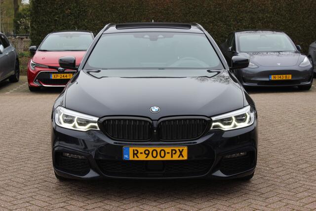 BMW 5-SERIE Touring 540i xDrive High Exe. M Sport / Trekhaak / Panoramadak / 360Camera / Head-up / Leder / 19'' / Harman Kardon / CarPlay / Stoelventilatie / Stuur+Stoelverwarming / 4zone / Dodehoek / DAB / ACC