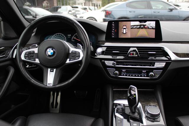 BMW 5-SERIE Touring 540i xDrive High Exe. M Sport / Trekhaak / Panoramadak / 360Camera / Head-up / Leder / 19'' / Harman Kardon / CarPlay / Stoelventilatie / Stuur+Stoelverwarming / 4zone / Dodehoek / DAB / ACC