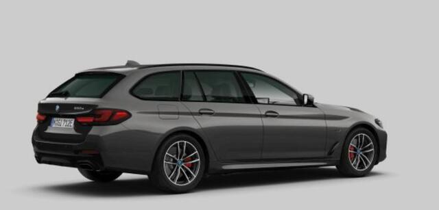BMW 5-SERIE Touring 530e M Sport - Active Cruise Control - Parking/Driving Assistant - Sportstoelen - Elektrisch verwarmde voorstoelen - Getinte Ruiten - Ambiance verlichting - M Koplampen Shadow Line -