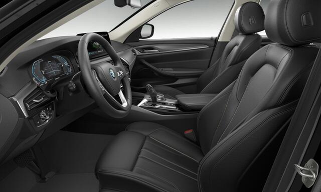 BMW 5-SERIE Touring 530e xDrive Trekhaak - Panoramadak - Driving Assistant Professional - Head up - High Beam Assistant - Sportstoelen - Elektrisch verwarmbare/verstelbare stoelen - Comfort Access - Parking Assistant -