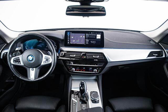 BMW 5-SERIE Touring 530e xDrive Luxury Line - Panoramadak - Driving Assistant Professional - Soft-Close - BMW Laserlight - Comfort Access - Head up - Comfortstoelen - Massage stoelen - Stuurwielrand verwarmd -