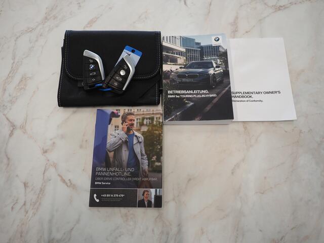 BMW 5-SERIE Touring 530e xDrive | Leder | Trekhaak | HUD | Camera | Memory | Stoelkoeling | DAB | Carplay