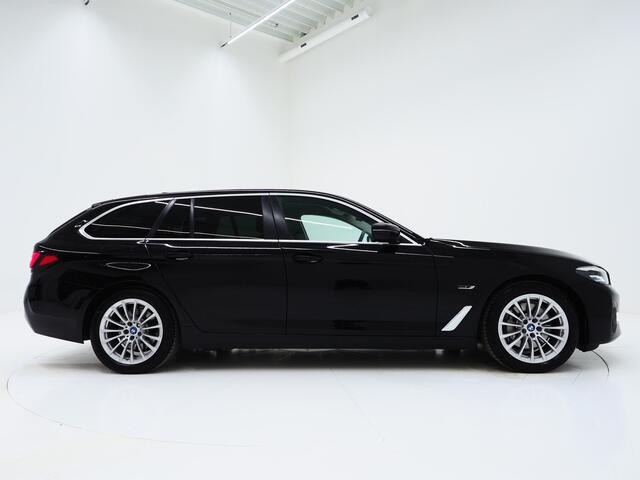BMW 5-SERIE Touring 530e xDrive | Leder | Trekhaak | HUD | Camera | Memory | Stoelkoeling | DAB | Carplay