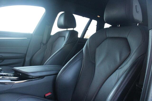 BMW 5-SERIE Touring 530e 292PK xDrive M-SPORT BUSINESS EDITION PLUS | PANORAMA SCHUIF/KANTEL DAK | HARMAN KARDON AUDIO SYSTEM | LEDEREN BEKLEDING DAKOTA SCHWARZ | COMFORT ACCESS | HEAD UP DISPLAY | ZONNESCHERM ZIJRUITEN | ADAPTIEVE LED KOPLAMPEN | DRIVING ASSISTANT P