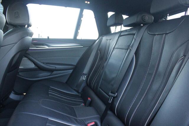 BMW 5-SERIE Touring 530e 292PK xDrive M-SPORT BUSINESS EDITION PLUS | PANORAMA SCHUIF/KANTEL DAK | HARMAN KARDON AUDIO SYSTEM | LEDEREN BEKLEDING DAKOTA SCHWARZ | COMFORT ACCESS | HEAD UP DISPLAY | ZONNESCHERM ZIJRUITEN | ADAPTIEVE LED KOPLAMPEN | DRIVING ASSISTANT P