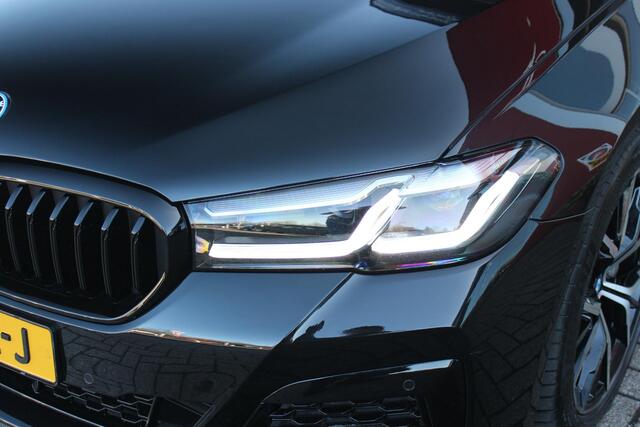 BMW 5-SERIE Touring 530e 292PK xDrive M-SPORT BUSINESS EDITION PLUS | PANORAMA SCHUIF/KANTEL DAK | HARMAN KARDON AUDIO SYSTEM | LEDEREN BEKLEDING DAKOTA SCHWARZ | COMFORT ACCESS | HEAD UP DISPLAY | ZONNESCHERM ZIJRUITEN | ADAPTIEVE LED KOPLAMPEN | DRIVING ASSISTANT P