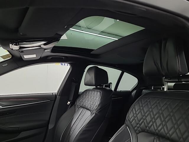 BMW 5-SERIE 520e Business Edition Plus M Sport | M Performance | Alvitgrau | Panoramadak | Laser | Stoelverwarming | Stuurverwarming | Camera | Adaptive Cruise Control | Apple Carplay | Navigatie | Elektrische Stoelen |