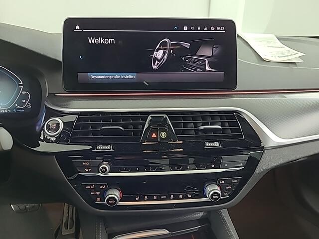 BMW 5-SERIE 520e Business Edition Plus M Sport | M Performance | Alvitgrau | Panoramadak | Laser | Stoelverwarming | Stuurverwarming | Camera | Adaptive Cruise Control | Apple Carplay | Navigatie | Elektrische Stoelen |