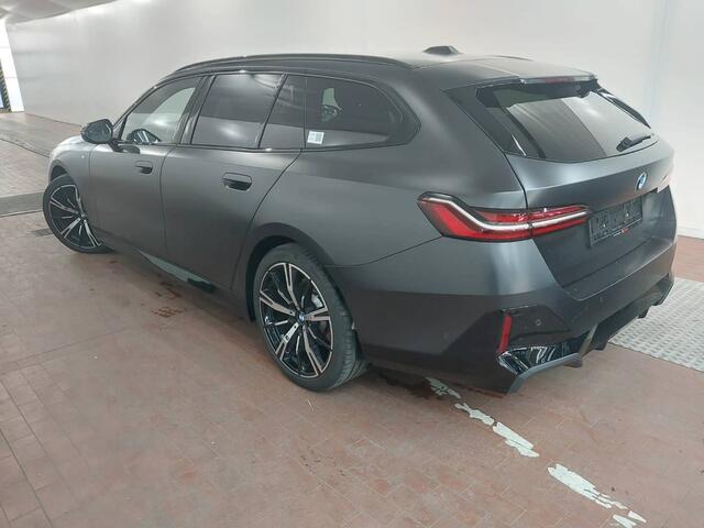 BMW 5-SERIE Touring 520d M-Sport | Frozen Mat Lak | 20" | CoPilot | Trekhaak |