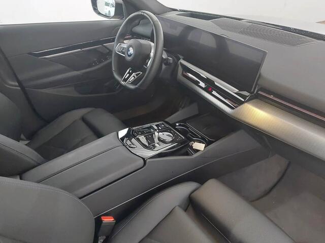 BMW 5-SERIE Touring 520d M-Sport | Frozen Mat Lak | 20" | CoPilot | Trekhaak |