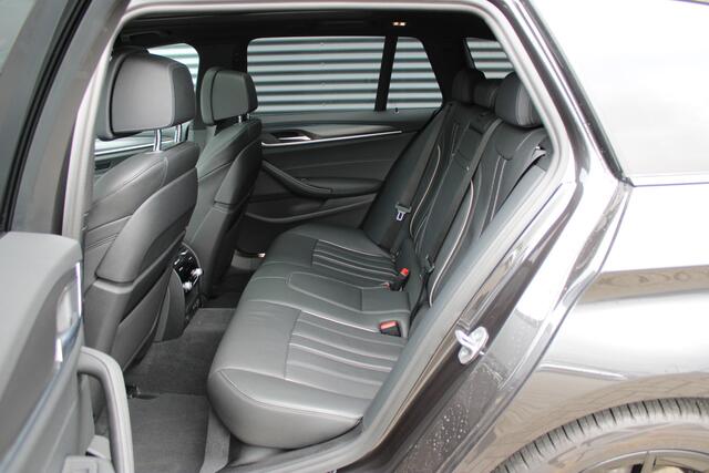 BMW 5-SERIE Touring 530e xDrive Business Edition Plus Comfortstoelen Panoramadak Elek-Trekhaak Adap-Cruise