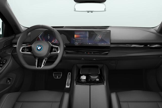 BMW 5-SERIE Touring 550e xDrive | M Sportpakket Pro | Innovation Pack | Travel Pack | Comfort Pack | Trekhaak