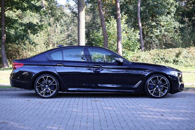 BMW 5-SERIE M550i xDrive Executive M-Sport | Merino leder | 20" | Driving Assistent Plus | Comfort stoel met geheugen | Real-Time Traffic information | Zonnerolgordijnen achter | Stoelverwarming voor en achter | Etc.