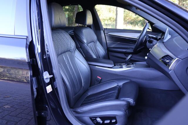 BMW 5-SERIE M550i xDrive Executive M-Sport | Merino leder | 20" | Driving Assistent Plus | Comfort stoel met geheugen | Real-Time Traffic information | Zonnerolgordijnen achter | Stoelverwarming voor en achter | Etc.