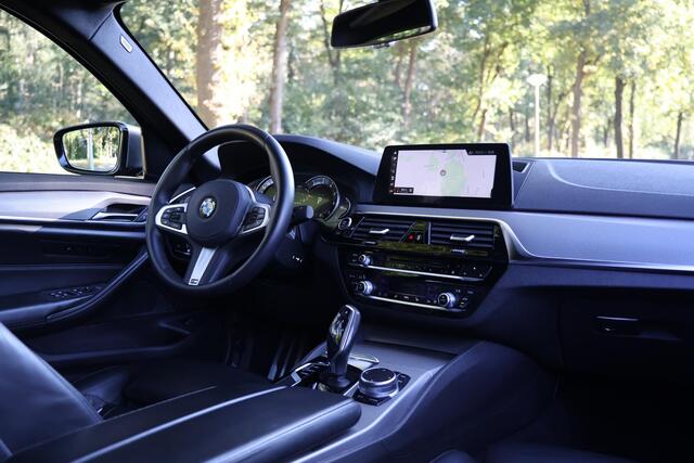 BMW 5-SERIE M550i xDrive Executive M-Sport | Merino leder | 20" | Driving Assistent Plus | Comfort stoel met geheugen | Real-Time Traffic information | Zonnerolgordijnen achter | Stoelverwarming voor en achter | Etc.