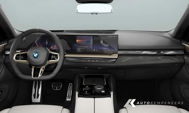 BMW 5-SERIE 550 BMW 550e xDrive M Sport Pro | Bowers & Wilkins | Panoramadak | Trekhaak | Driving Ass. Plus | Iconic Glow |