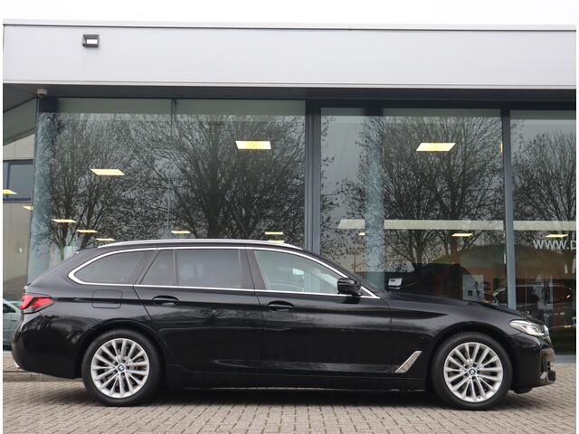 BMW 5-SERIE Touring 520i High Executive Edition Trekhaak/ Stoelverw. / Leder Voorzien van 2 jaar Apk