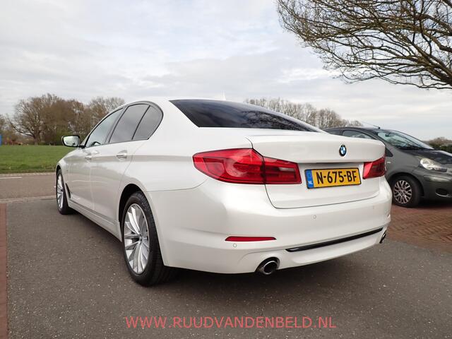 BMW 5-SERIE 530d xDrive Luxery Line SCHUIFDAK / CRUISE / CARPLAY / SPORTLEER / NAVI